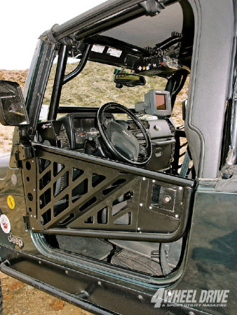 0902_4wd_09_z+2004_jeep_wrangler_unlimited+currie_tube_door.jpg